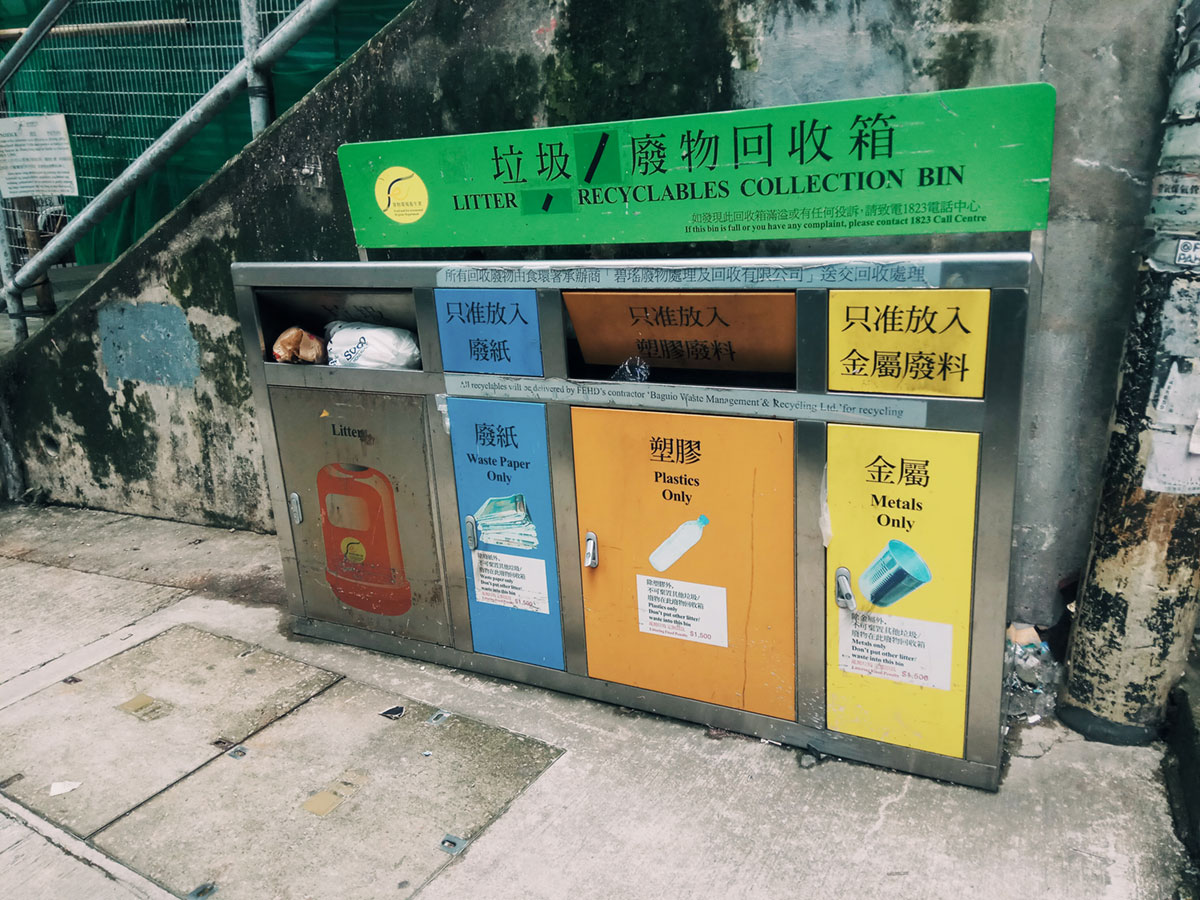 香港的垃圾分类做得很好，分类更加明确，一目了然，而不是可回收垃圾和不可回收垃圾这种需要动脑筋思考的分类。垃圾箱足够大，箱周围都很干净。市民素质高的同时，法律也非常严苛，乱丢垃圾最高有6个月的刑期，放在垃圾箱上而未放到垃圾箱内可罚款1500港币。不知道实操是怎样的，我就不以身试法了，毕竟签证只有7天时间。