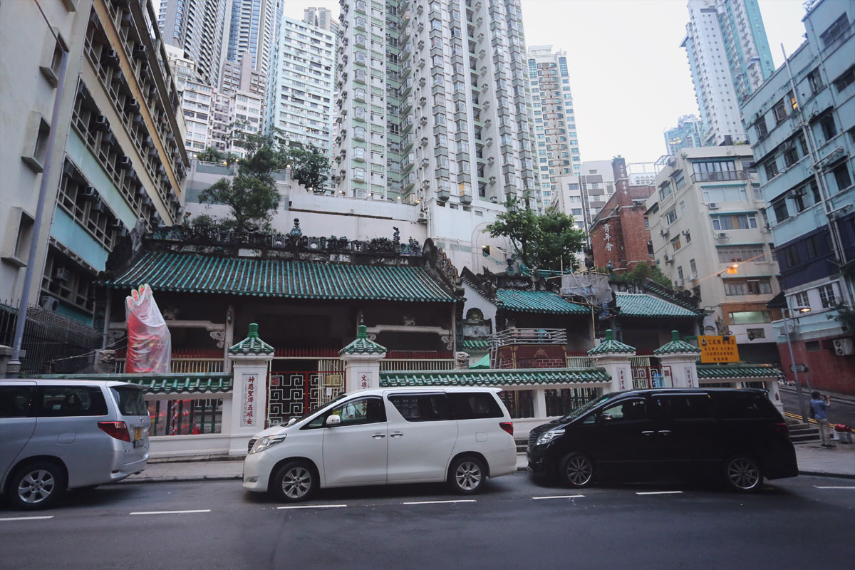 荷里活道有一座文武庙，经过他的时候我还是进去拜了一下，求平安，不知道香港的佛是否也歧视大陆人。这里是典型的中西结合的地方，远处就是基督教青年会。